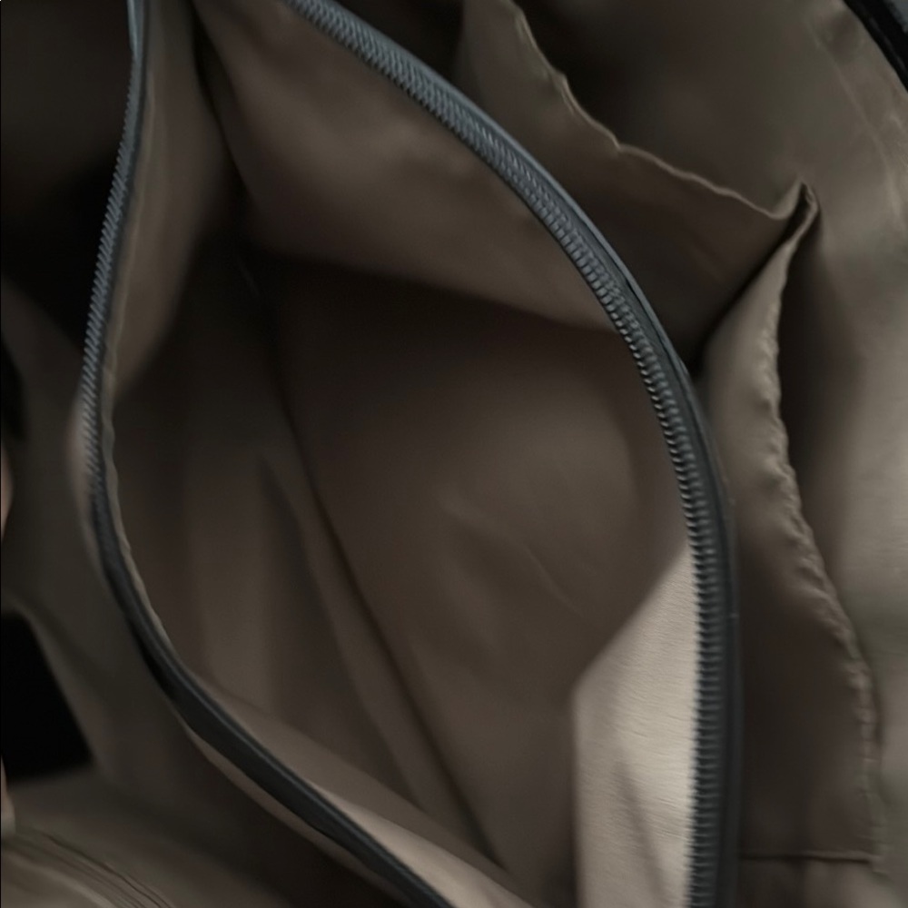 Authentic Burberry Cream and Black Shoulder Bag with Timeless Elegance - Picture 7 of 11